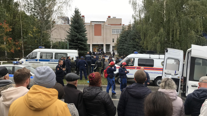 Полиция, врачи, убитые горем родители: фоторепортаж из школы в Ижевске, где произошла стрельба