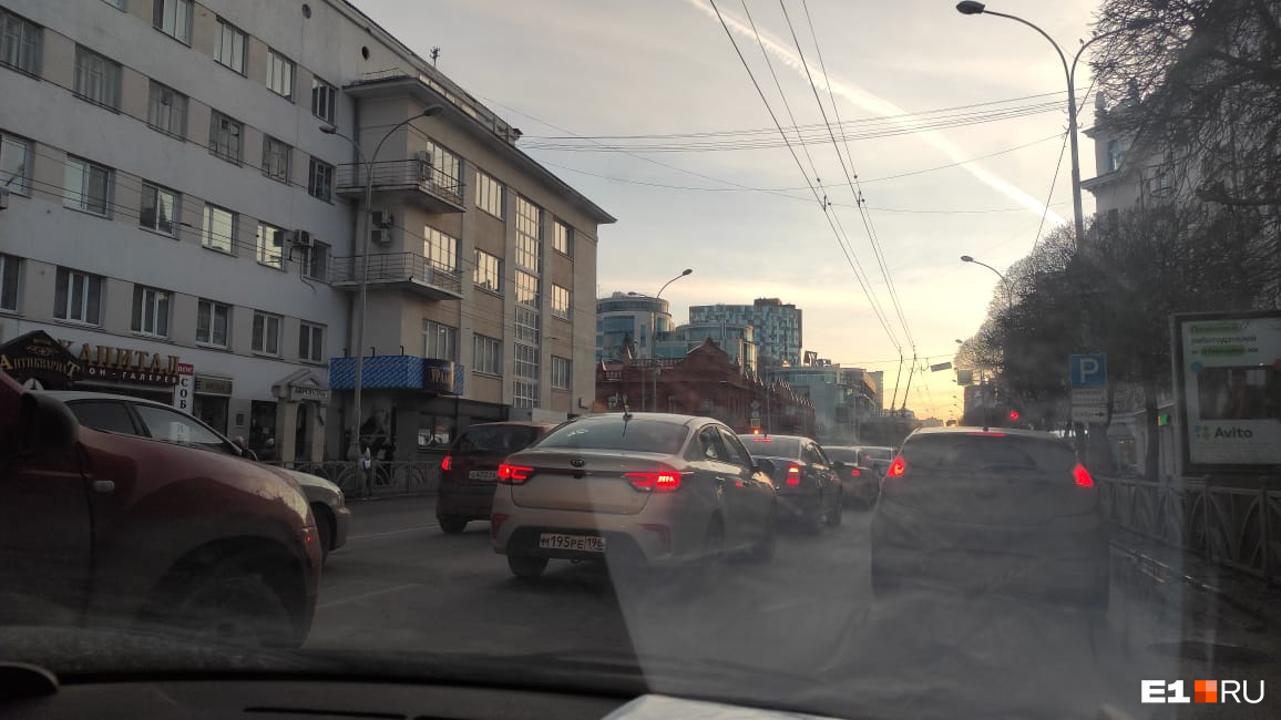 Накануне Екатеринбург встал в огромную пробку на Малышева