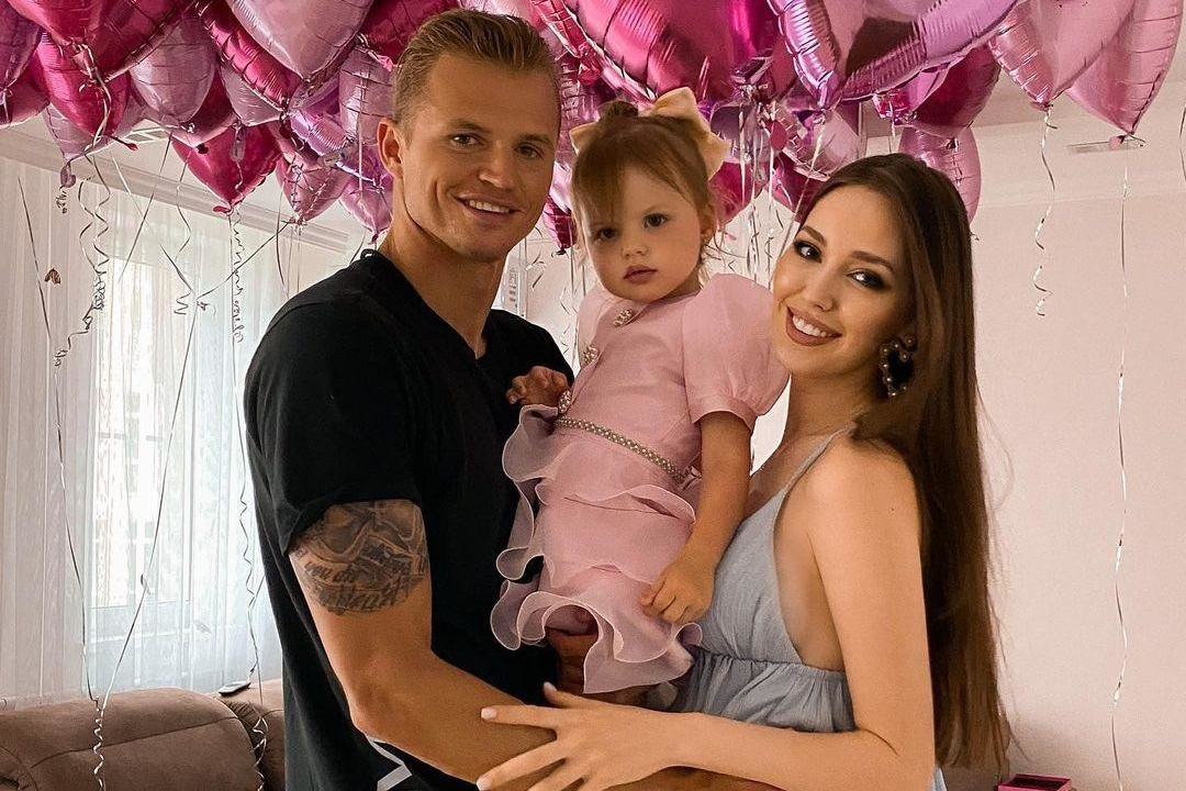«Взломали?»: первая жена Дмитрия Тарасова опубликовала фото с его дочками от Костенко