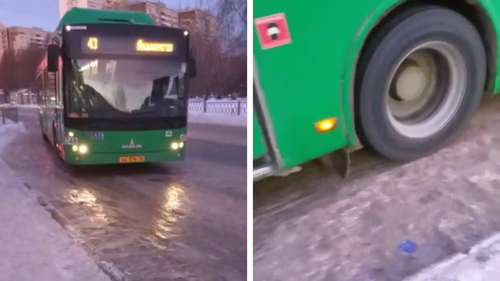 «Люди падают, автобусы скользят». Остановки в Екатеринбурге покрылись коварным льдом