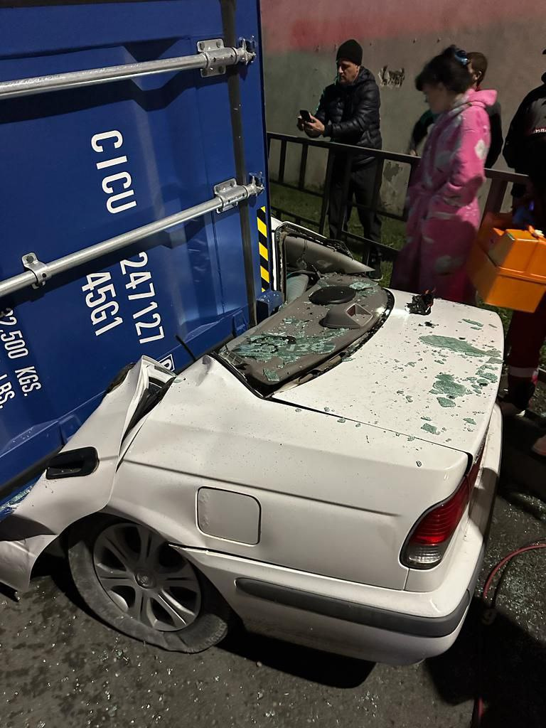 Водитель выжил после того, как его машину полностью раздавил контейнер