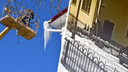 «Думаем, лед упал с козырька балкона»: курганская УК чистит крыши домов после падения льда на ребенка