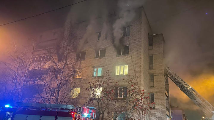 Пожар на Ленинградском: два человека выпрыгнули из окон горящей квартиры
