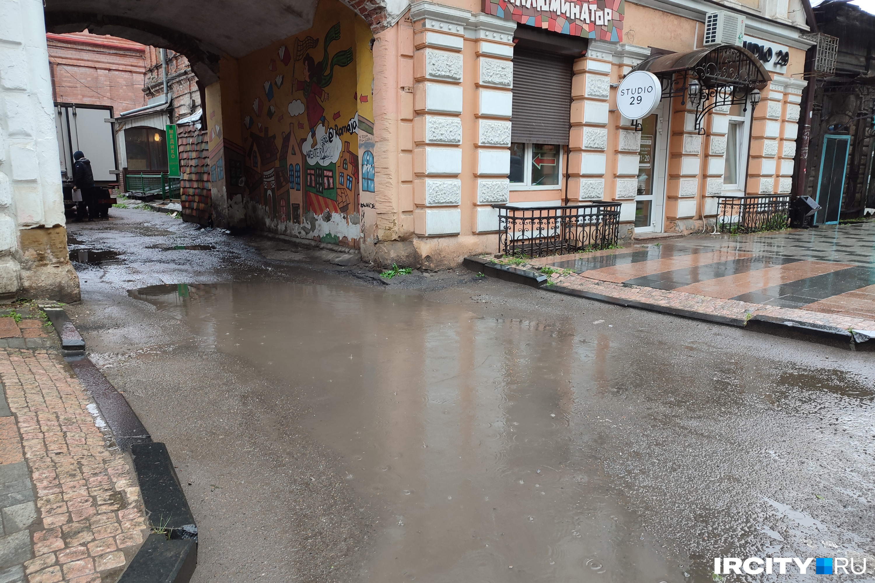 Лужа в арке на Богдана Хмельницкого тоже блокирует проход Лужа в арке на Богдана Хмельницкого тоже блокирует проход
