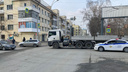 «Водитель сидел и плакал»: в центре Новосибирска длинномер насмерть сбил пенсионерку