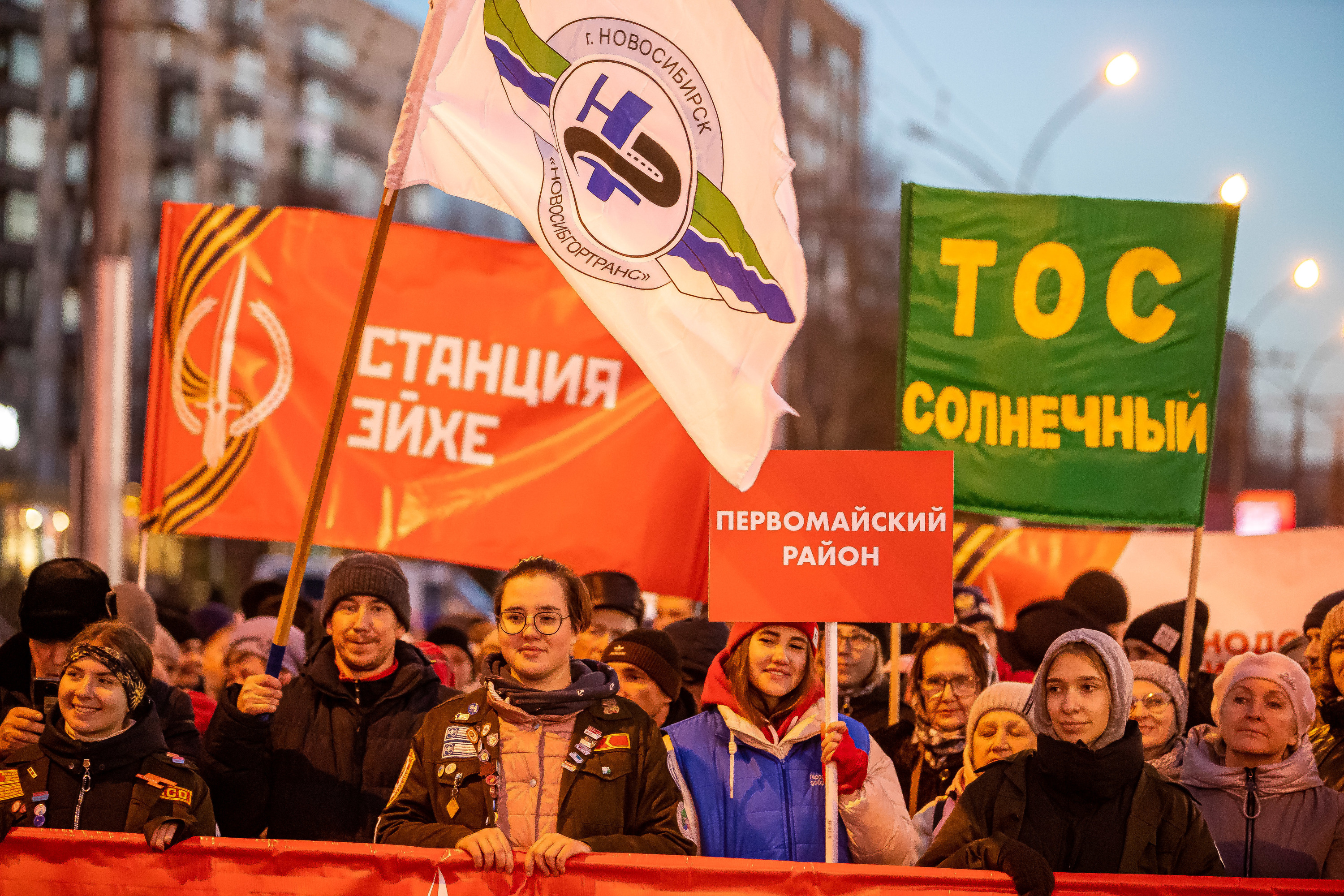 Транспаранты и флаги участников шествия Транспаранты и флаги участников шествия