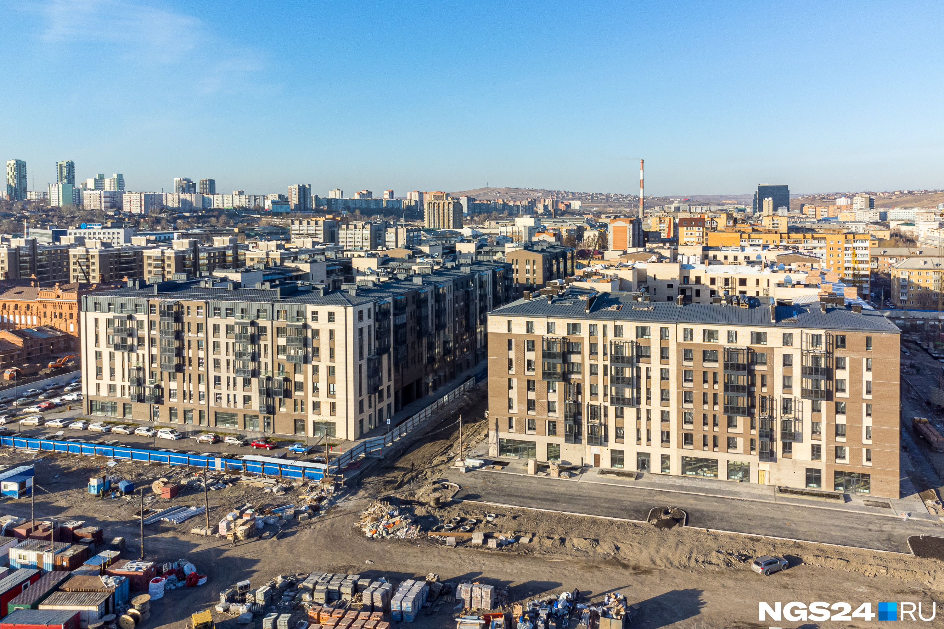 Слева — готовый дом, справа — строящийся Слева — готовый дом, справа — строящийся