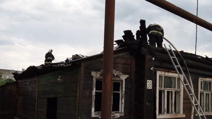 Молния попала в деревянный дом в Нижегородской области. Начался пожар