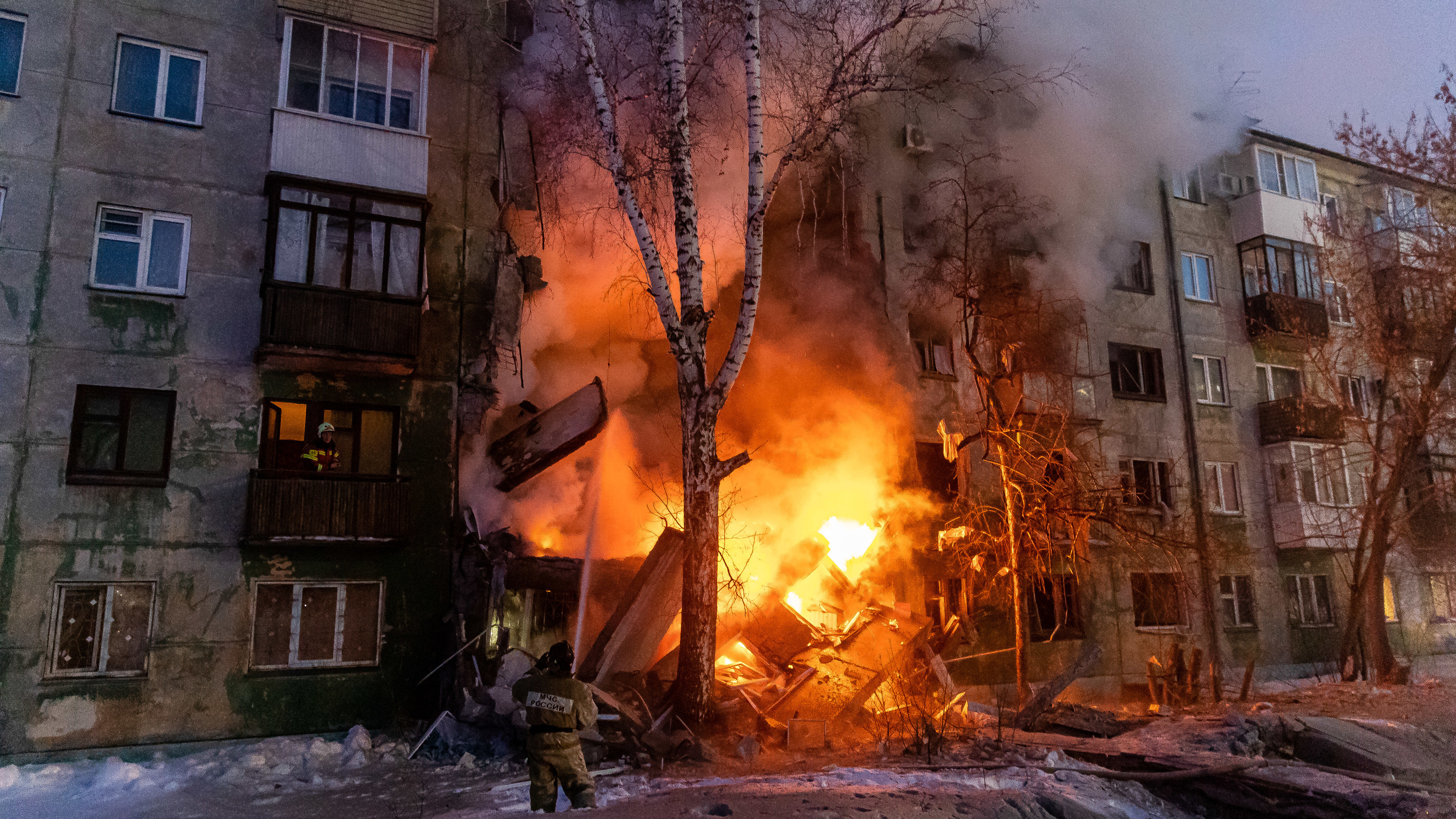 «Всё сыпалось… люди кричали в окна»: как Новосибирск переживал взрыв газа и обрушение подъезда в доме — репортаж