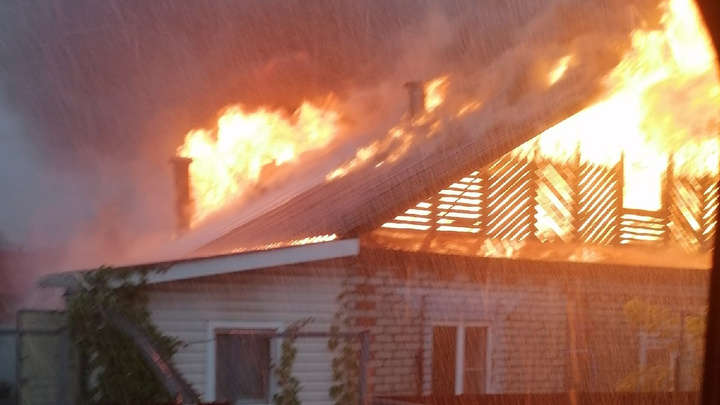 В Нижнем Новгороде семья с тремя детьми осталась без крова после того, как в их дом попала молния