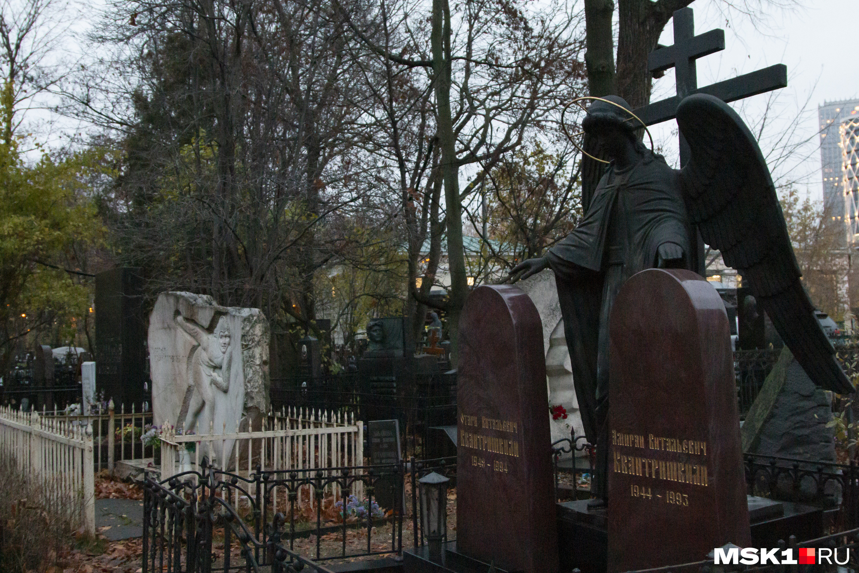 Ангел братьев Квантришвили расположен у самого входа на кладбище