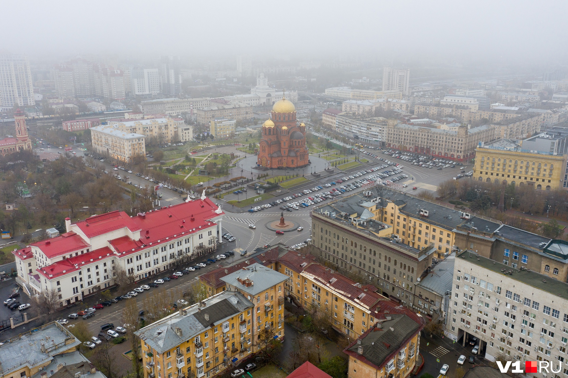 Дождь залил город, очистив от пыли Дождь залил город, очистив от пыли
