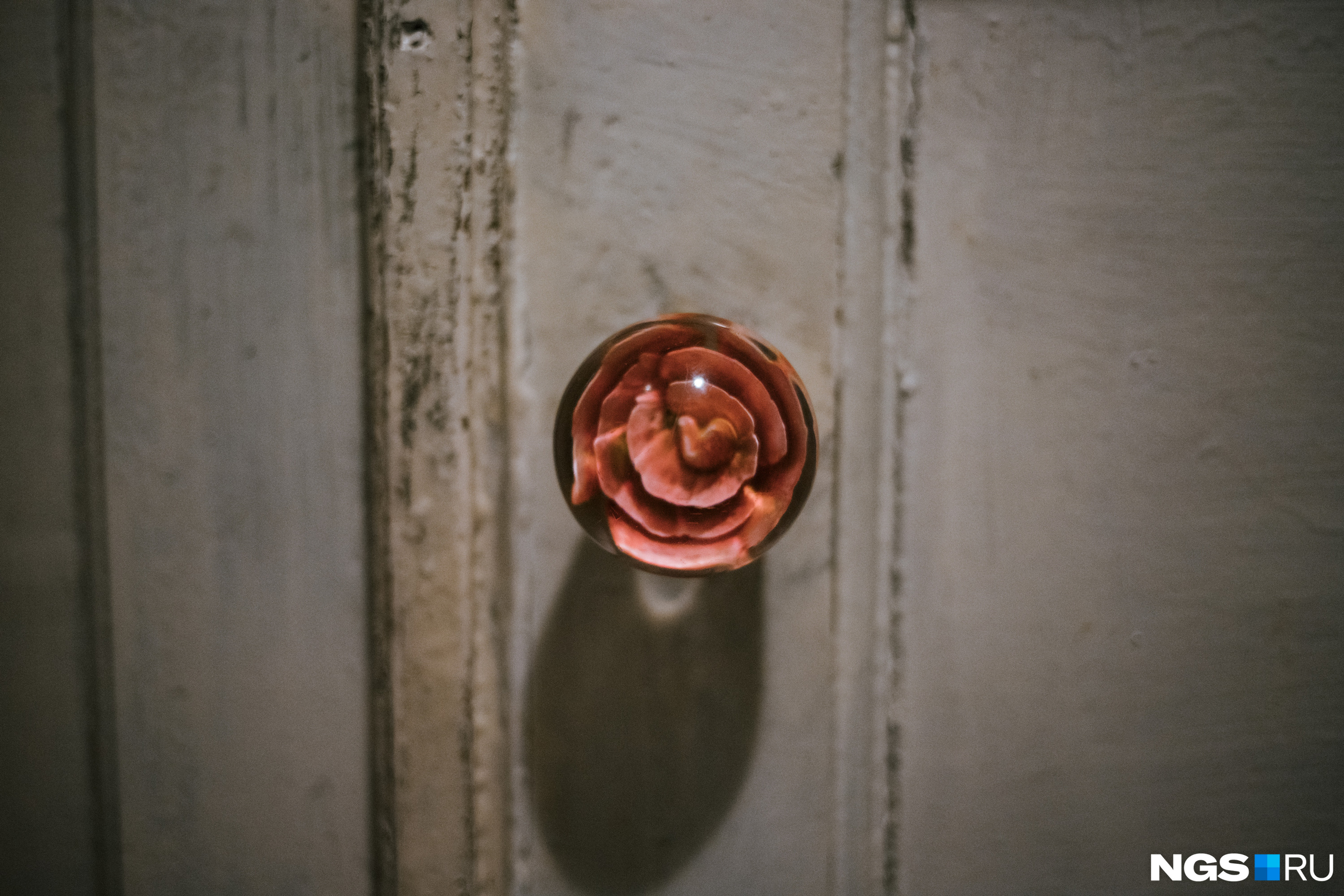 Дверная ручка в комнату Кристины в форме шара, внутри которого — роза