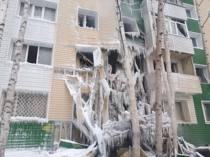 Раскуроченные квартиры быстро покрылись сосульками на декабрьском югорском морозе