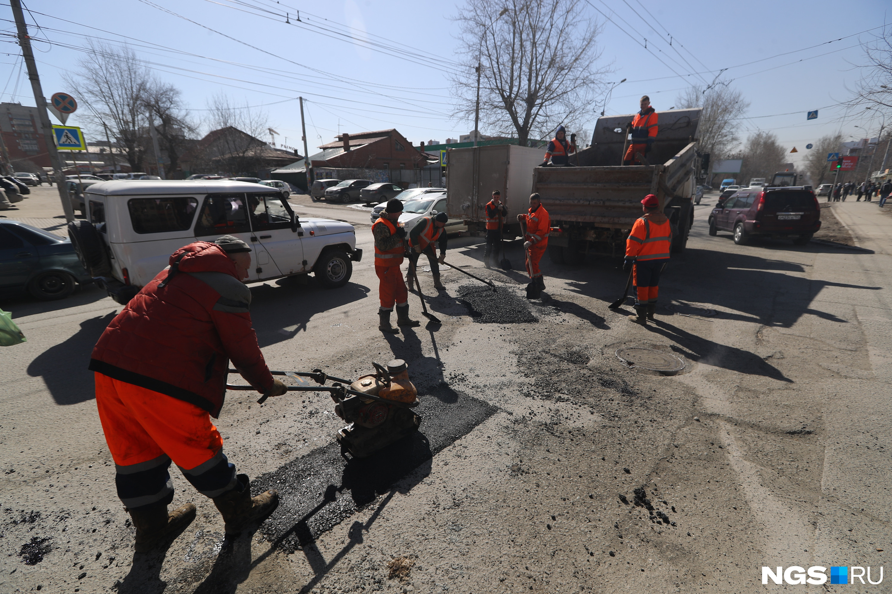 Всего в области <a href="https://ngs.ru/text/gorod/2022/04/11/71246519/" class="_" target="_blank">ямочным ремонтом сделали</a> 10 341 квадратных метров дорог. По дорогам ТУАД — 9056 квадратных метров, в Новосибирске — 1285 квадратных метров 