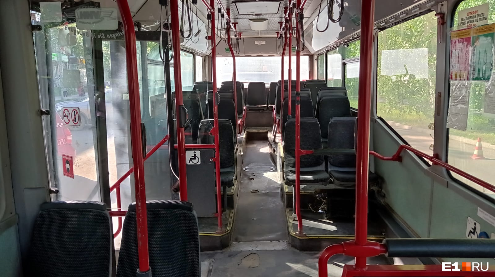 В салоне автобуса было много людей, но это и спасло пассажиров от серьезных травм