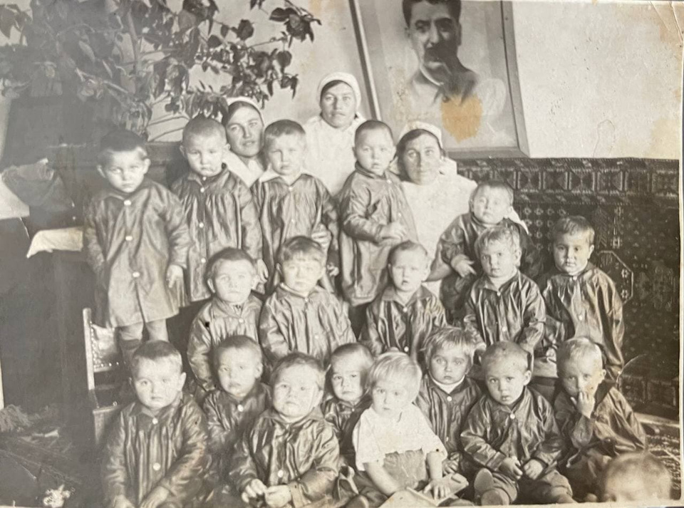 Такими были группы в тюменских детсадах тех лет. Группы были большими, нередко переполненными: дома присматривать за малышами было некому