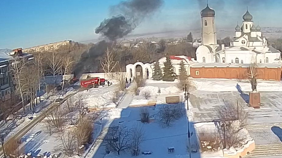 Момент поджога машины у храма в Челябинской области попал на видео