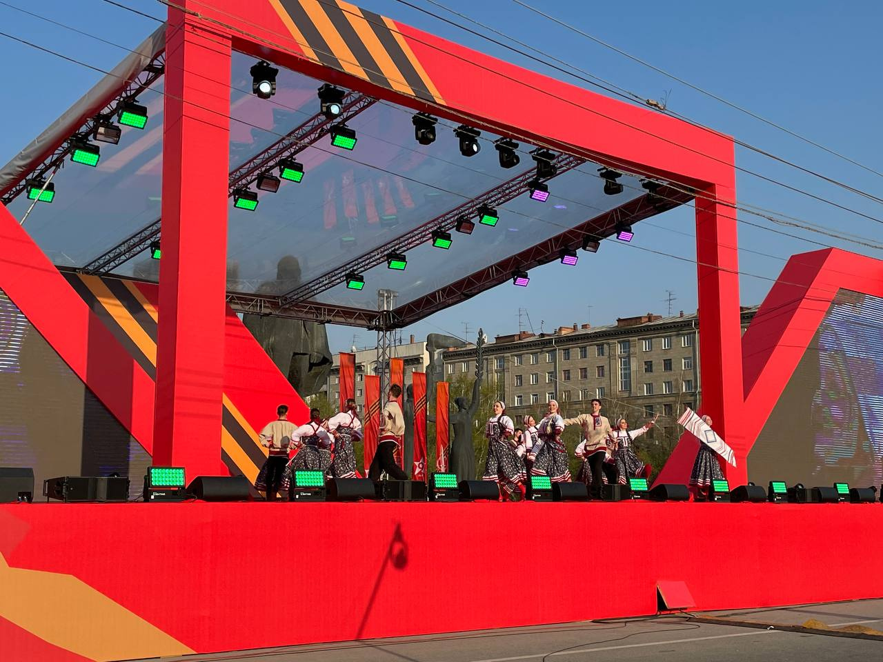 А затем на сцену вышел ансамбль, исполнивший русские народные танцы