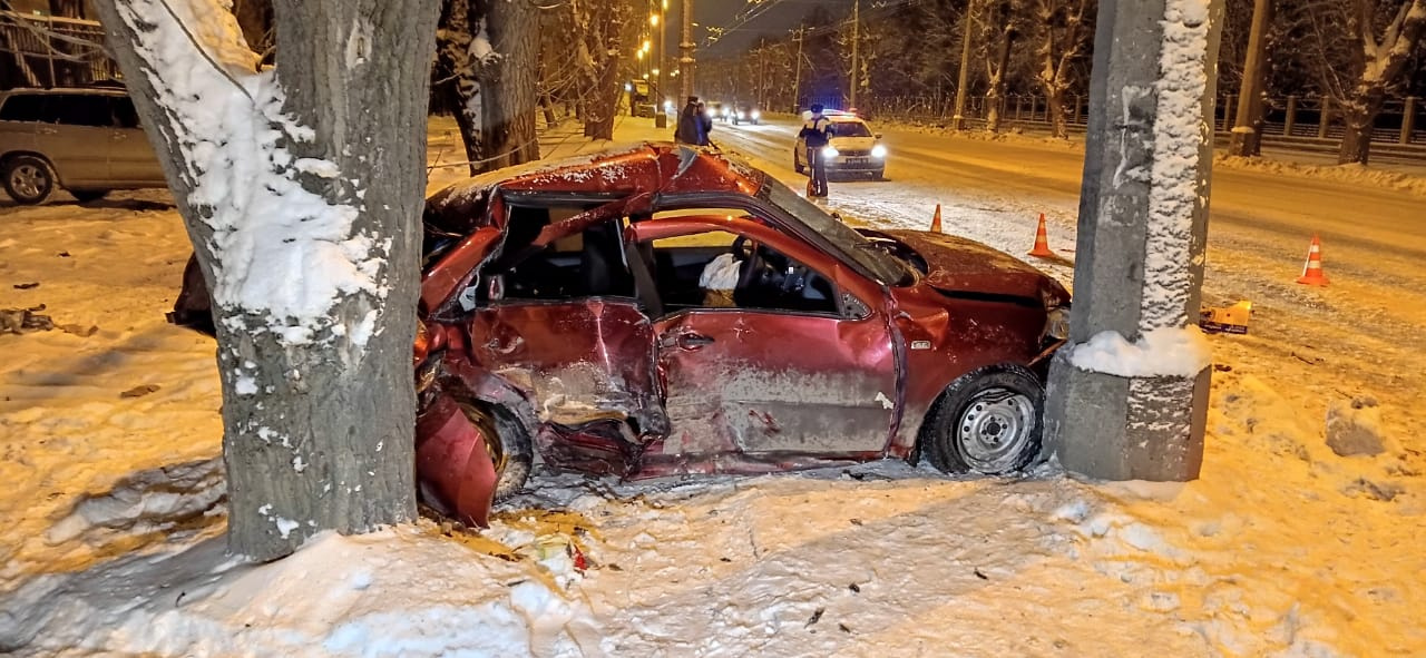 На Уралмаше Lada столкнулась с BMW и влетела в дерево. 19-летнего водителя госпитализировали
