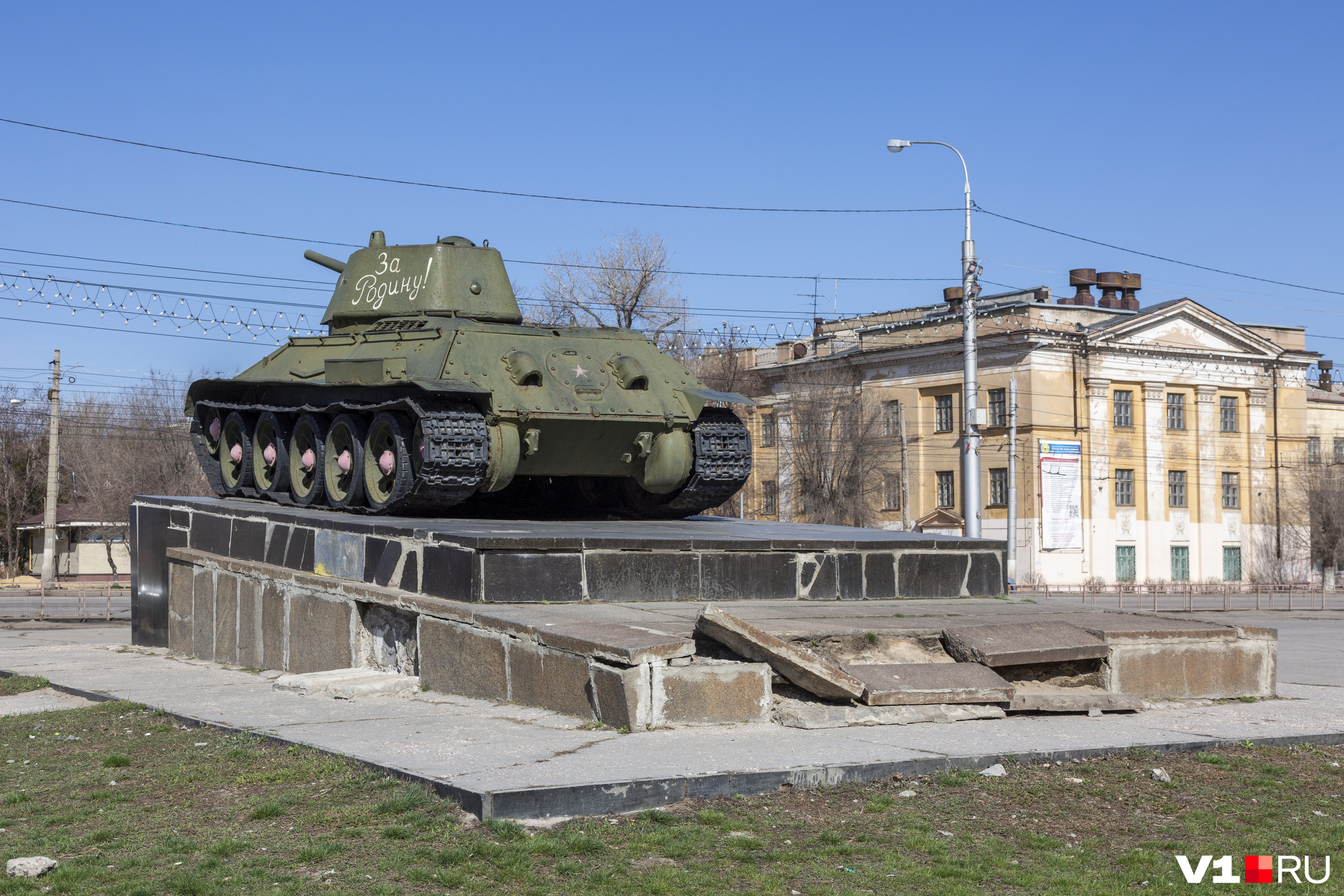 Площадь дзержинского 1 волгоград. Площадь Дзержинского Волгоград. Танк т-34 на площади Дзержинского Волгоград. Волгоград, площадь Дзержинского танки т-34 на постаменте. Танк на площади Дзержинского.