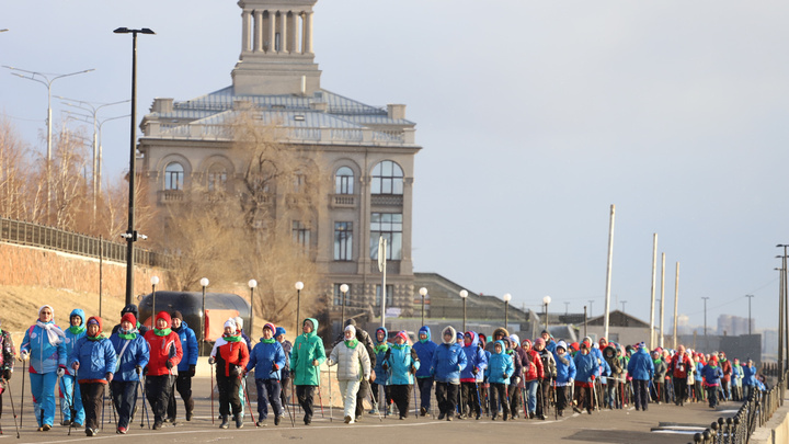 300 пожилых красноярцев устроили марш-бросок по городу