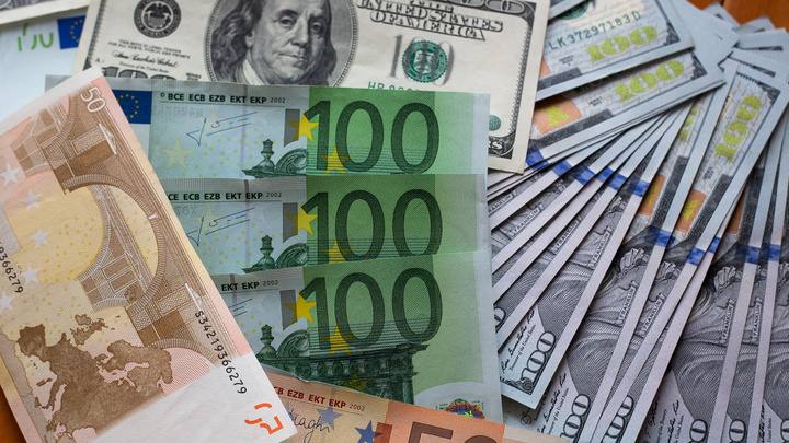 Евро упал ниже доллара второй раз за лето. Что происходит с основными мировыми валютами?