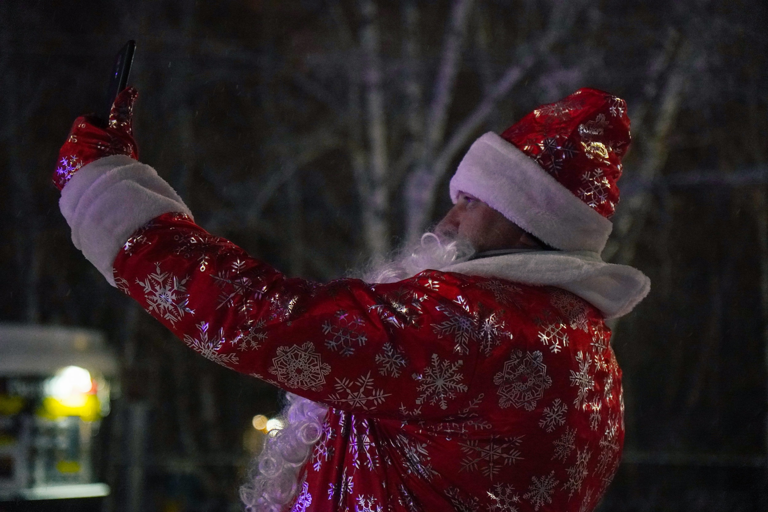 Дед Мороз в Москве избил посохом прохожего за отказ рассказать стишок