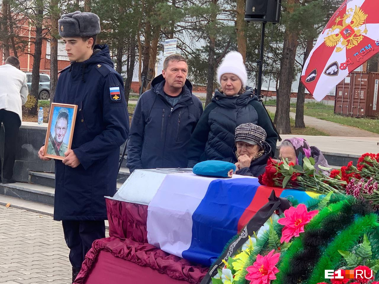 Каменск-Уральский похороны погибшего в Украине. Родственники погибших мобилизованных