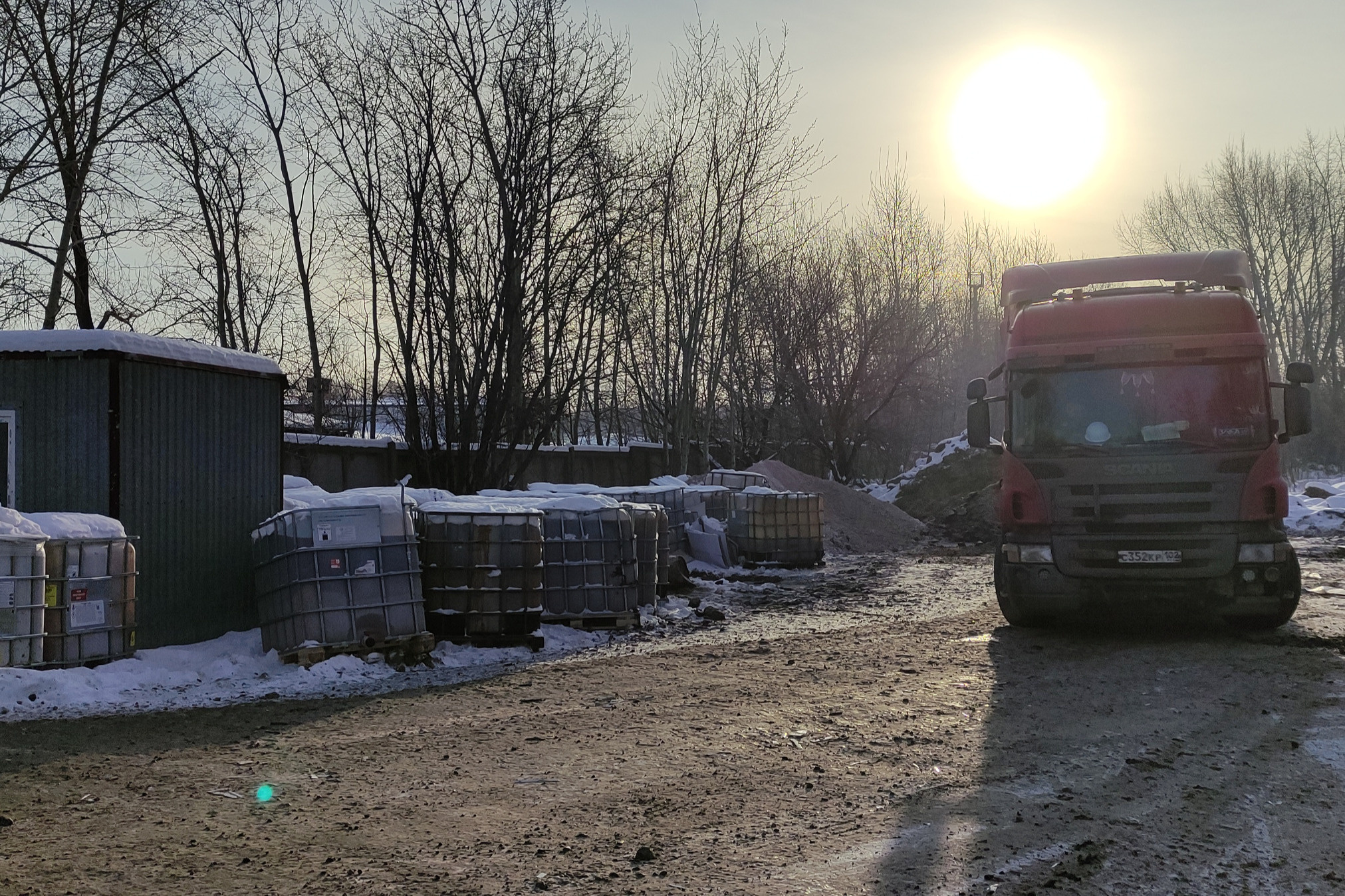 Рабочая база возле садового поселка