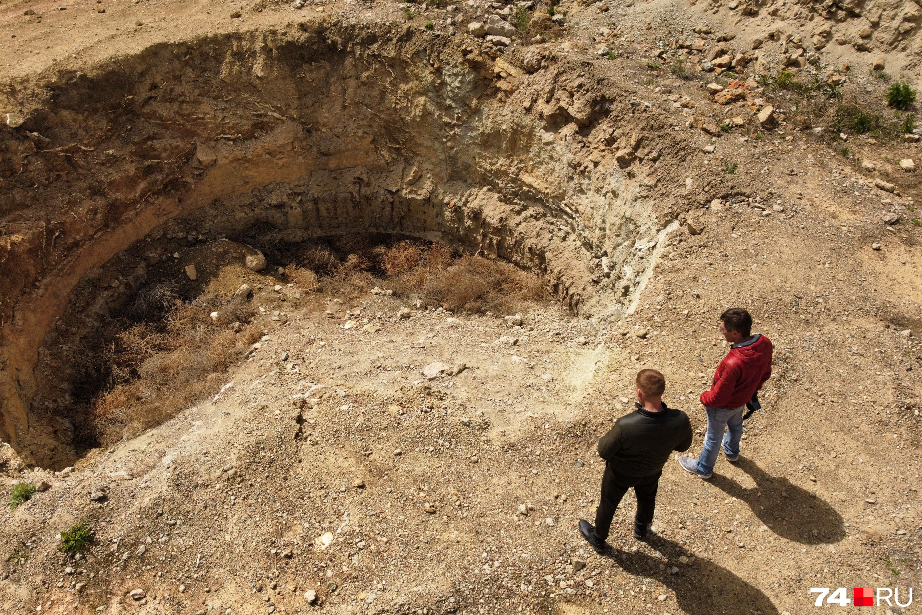 Насколько я понял, лет пять назад копатели добрались до нижних частей шахты, а это метров тридцать вниз (с учетом десятиметрового кратера, в котором мы стоим)