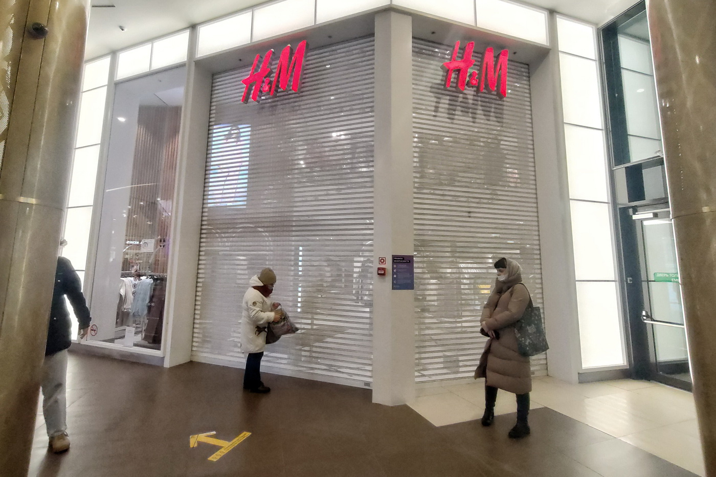 Закрытый х. H&M закрытие. H M закрыт. H M закрывается. HM закрылся.