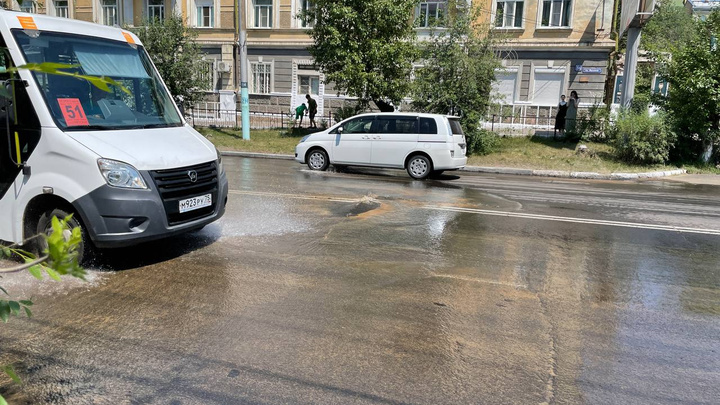 Вода из-под асфальта стала извергаться на улице Ленина в Чите — видео