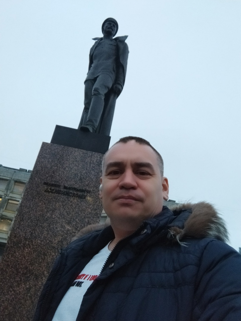 Тимур Булатов у памятника Феликсу Дзержинскому
