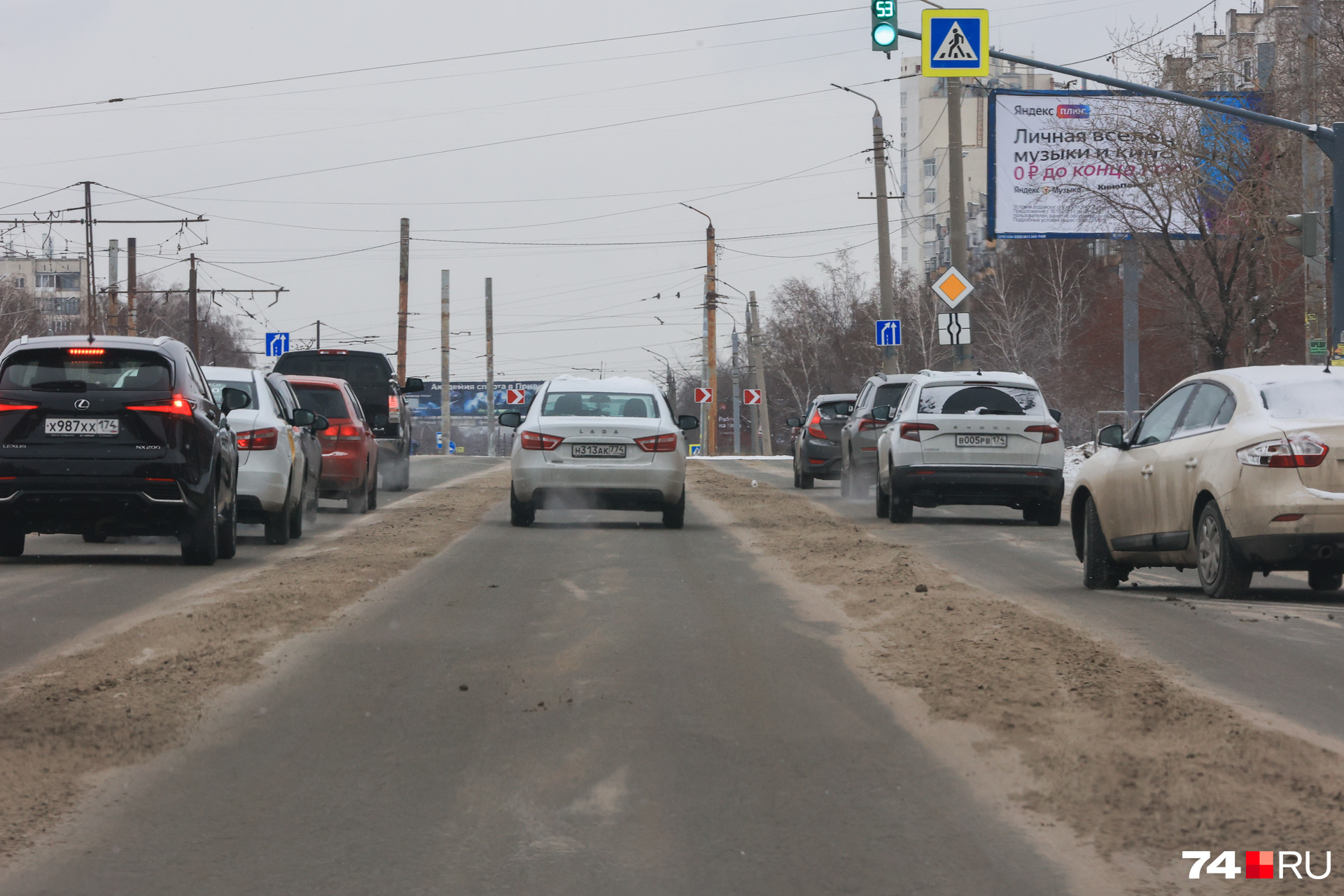 Подрядчиков критикуют, штрафуют за снег на дорогах, но пока проблему плохой уборки дорог не могут решить