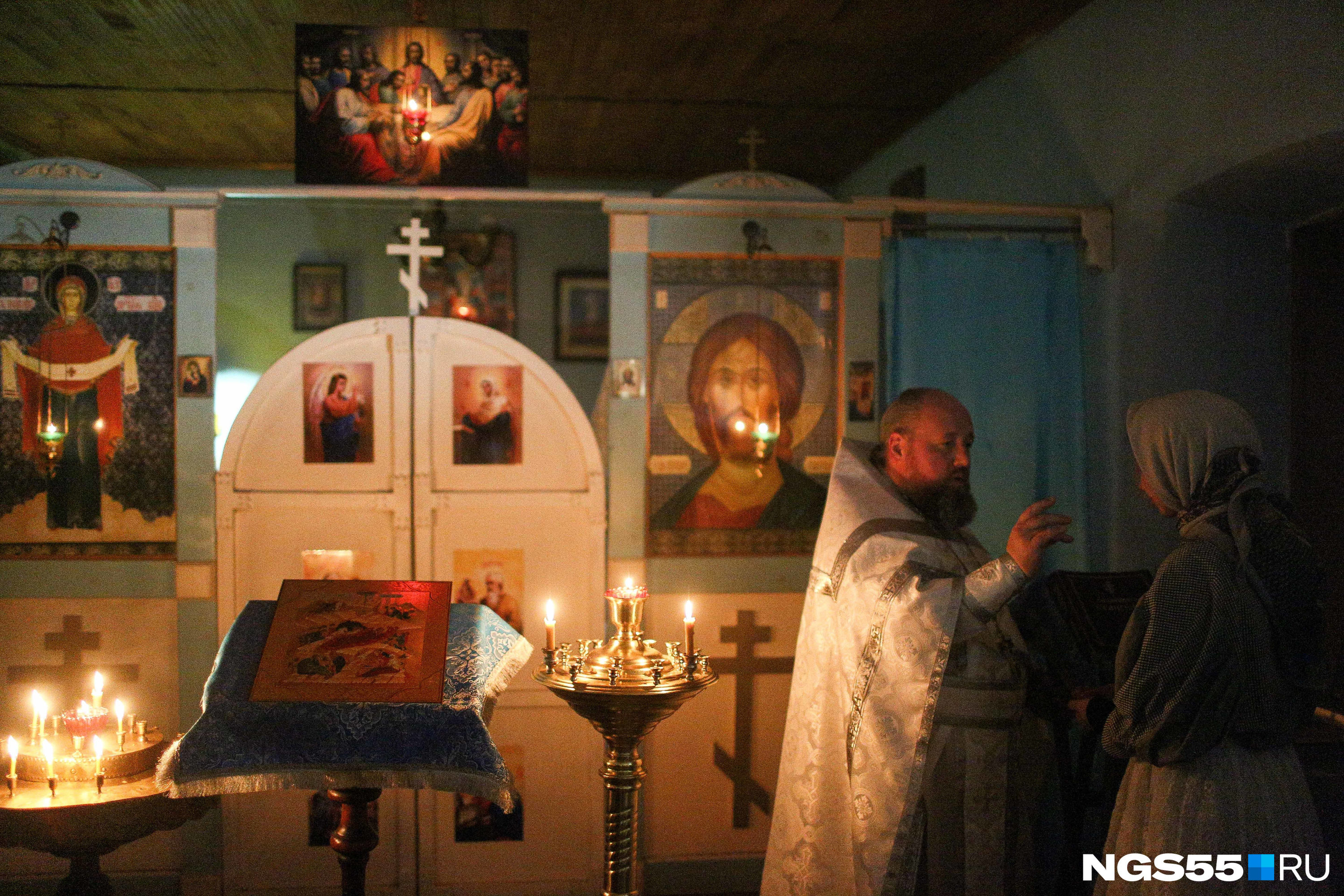 «Был вечер поздний и багровый»: фоторепортаж с Рождественской службы в мужском монастыре