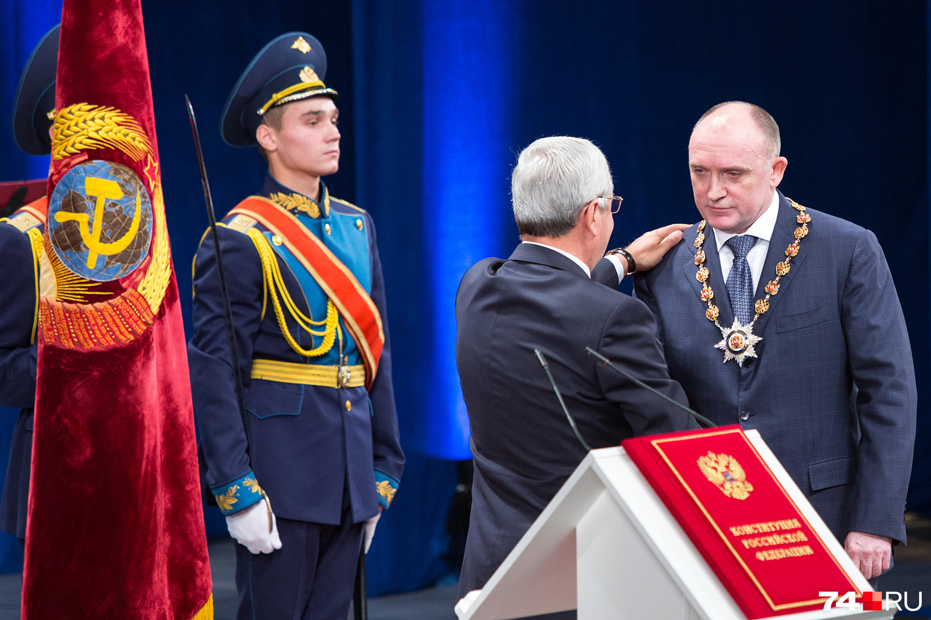 А на этом фото председатель Заксобрания на инаугурации благословил бывшего губернатора Бориса Дубровского