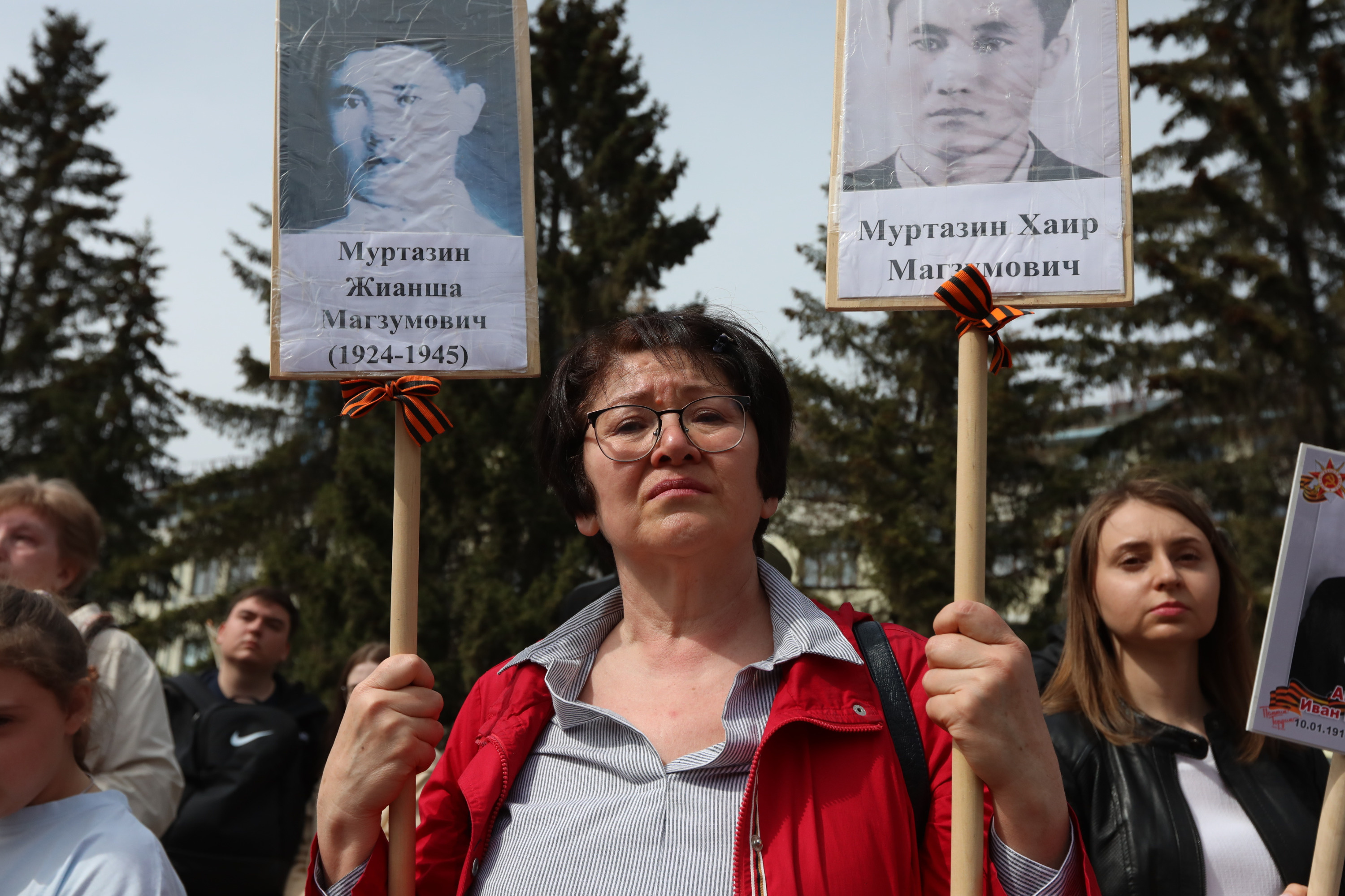 Многие участники акции несут сразу несколько портретов: у них во Второй мировой войне погиб не один родственник Многие участники акции несут сразу несколько портретов: у них во Второй мировой войне погиб не один родственник