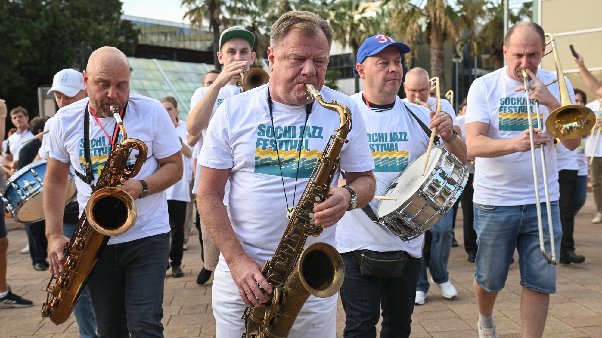 Sochi Jazz Festival Игоря Бутмана открылся традиционным парадом по Навагинской
