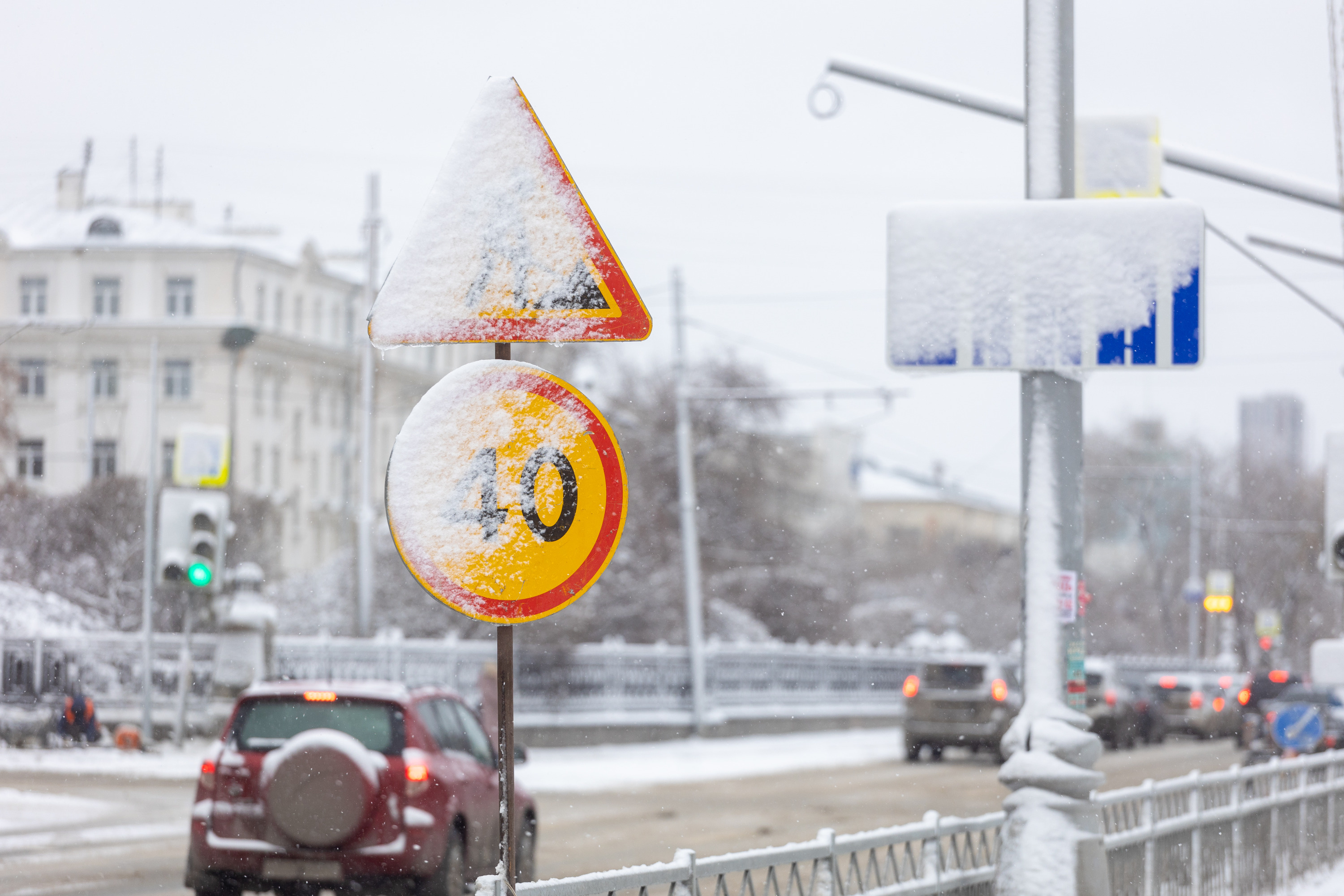 Продолжение дня жестянщика: водителей Екатеринбурга экстренно предупредили о гололеде