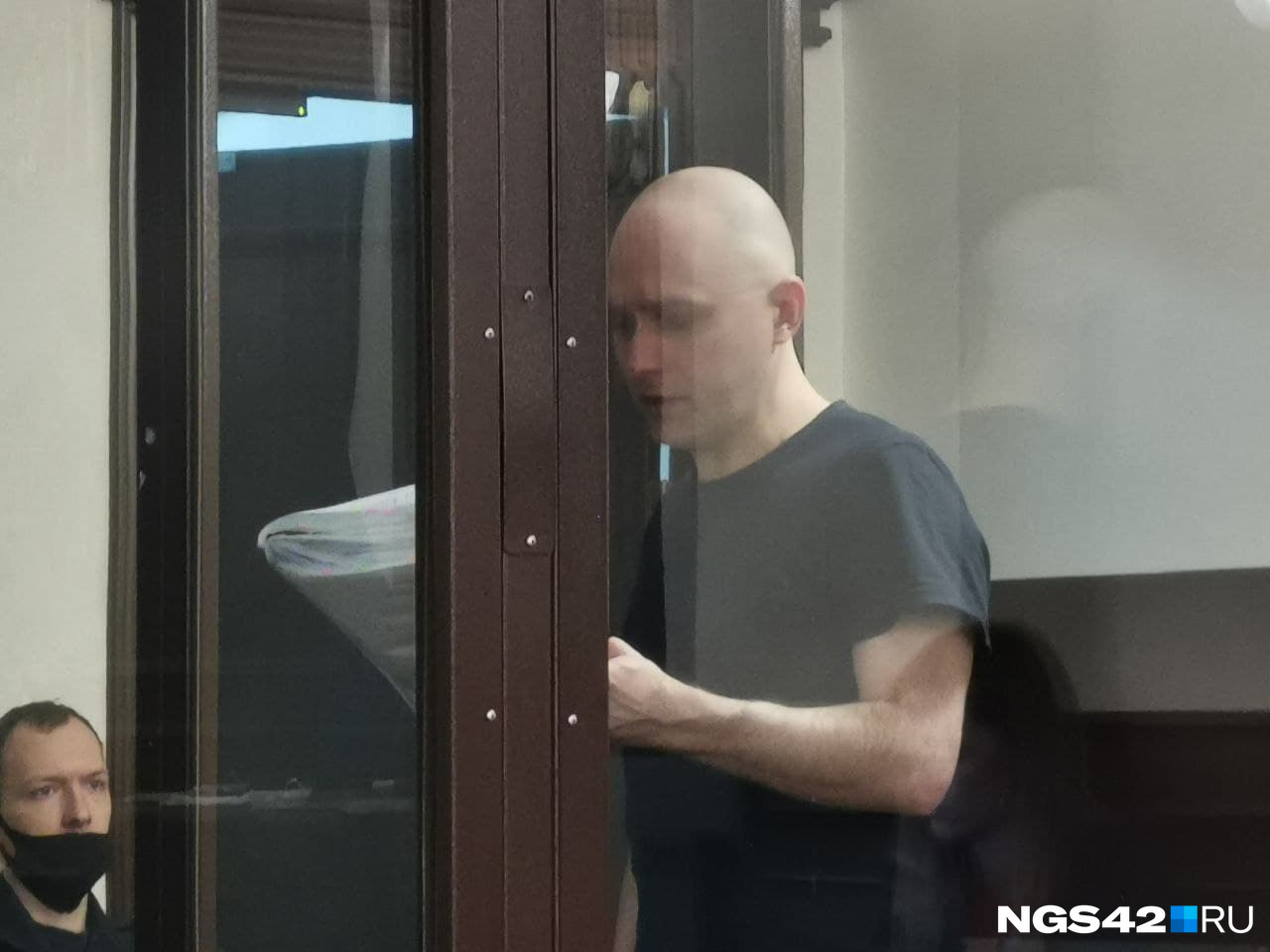 Никита Чередниченко говорит уже несколько часов без остановки. Сейчас он снял маску, которая, наверное, мешала ему. 