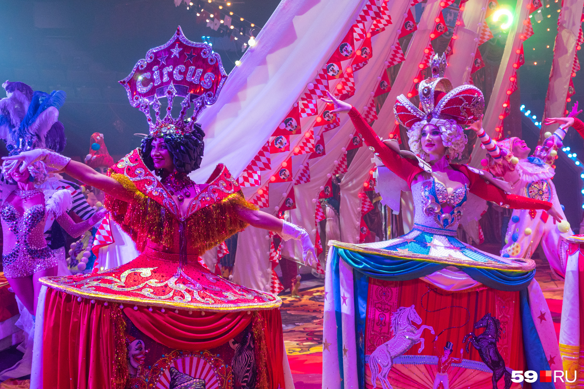 Зрителей приветствуют фрейлины циркового королевства
