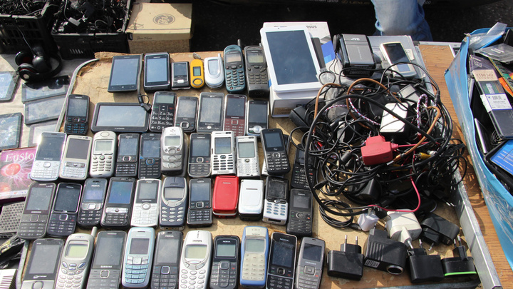 «Скупали по 15 штук разом»: как в иркутских магазинах изменился спрос на кнопочные телефоны
