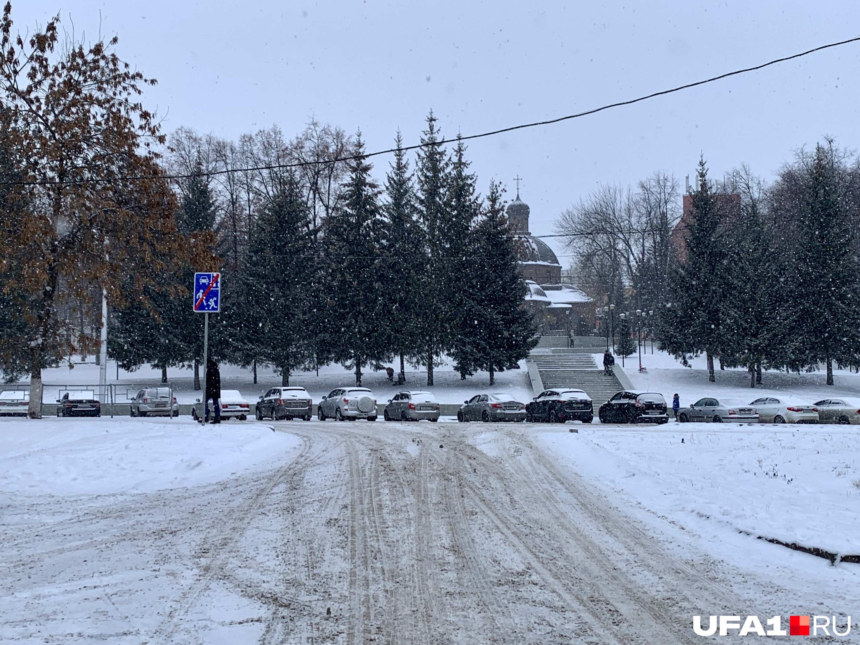 Припаркованные машины быстро заметает