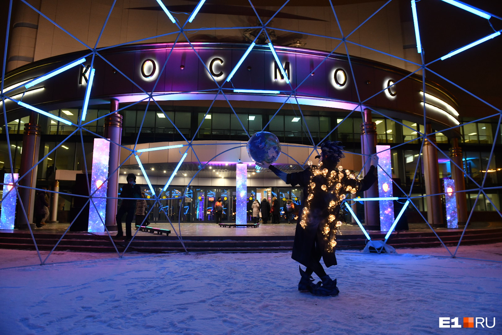 Сказочный вход в «Космос»
