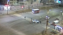 Машина такси снесла знаки на островке безопасности на Комсомольском проспекте. Момент аварии попал на видео