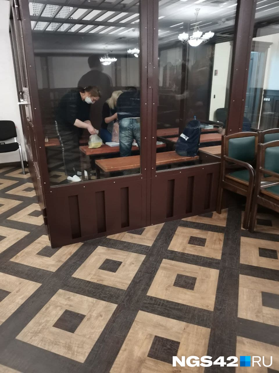 Сын Комковой помогает матери собрать бумаги, с которых она зачитывала свою речь