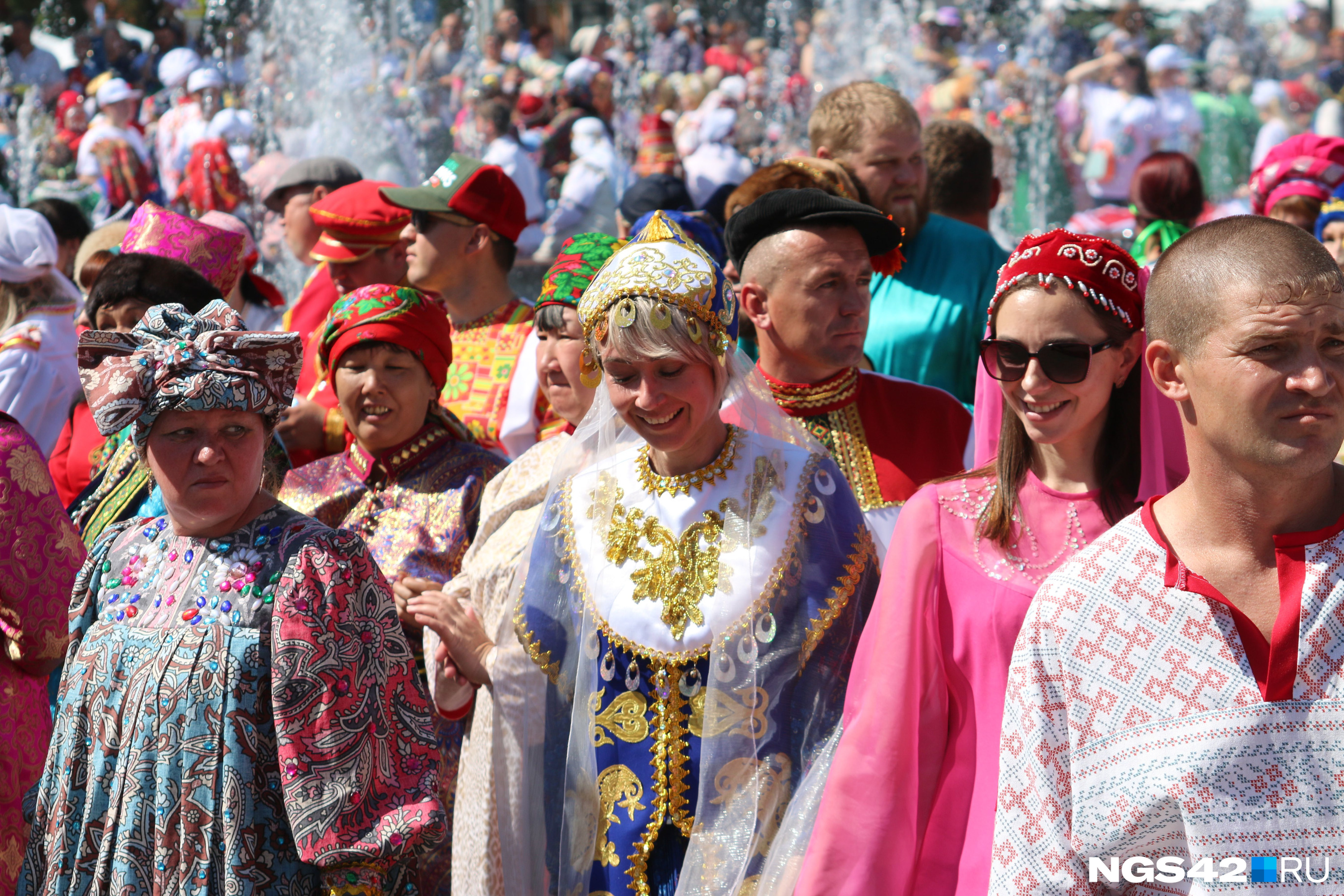 Столько людей в народных костюмах на относительно небольшой территории в Новокузнецке не видели, пожалуй, никогда