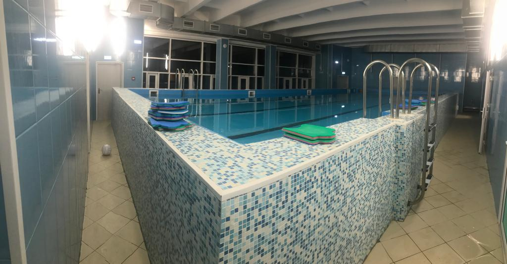 Школьницу без сознания нашли на дне бассейна на уроке физкультуры в Новосибирске