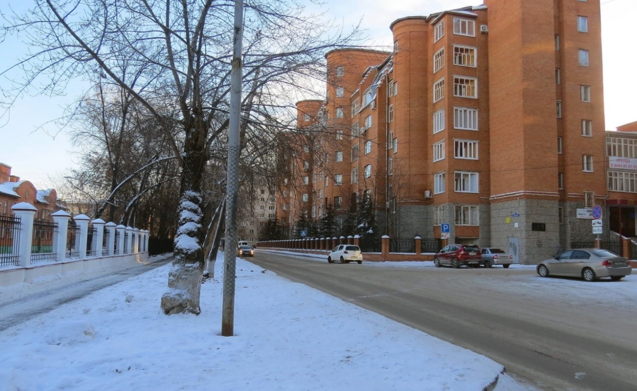 В доме на Свердлова, 35 8 подъездов и 75 квартир. Общая площадь здания составляет 15,5 тысячи квадратных метров